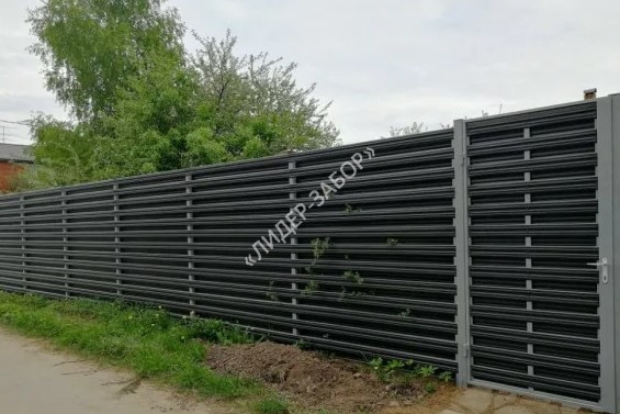 Купить Забор из евроштакетника горизонтальный шахматка для частного дома